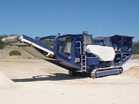 履帶式反擊式破碎機多少錢，要求時產(chǎn)200噸