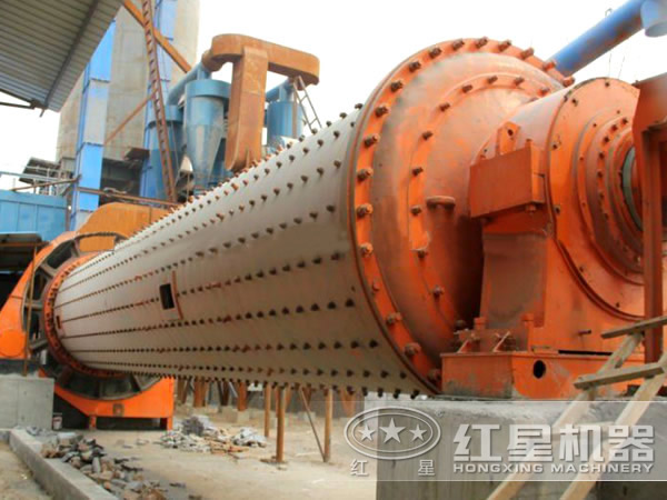 溢流型球磨機(jī)現(xiàn)場(chǎng)