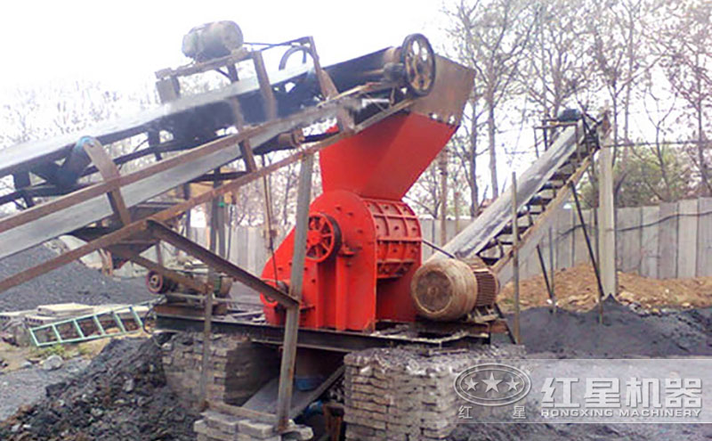 雙級(jí)式破碎機(jī)作業(yè)現(xiàn)場(chǎng)