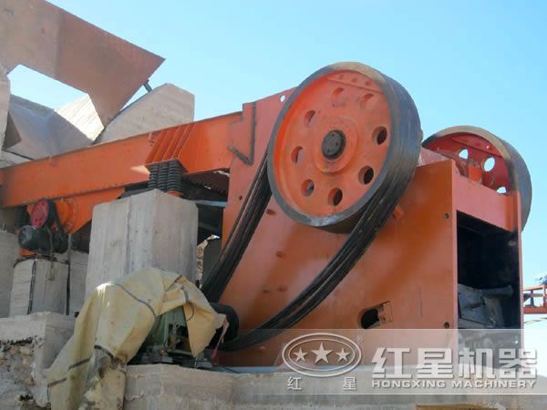 顎式破碎機生產現(xiàn)場圖
