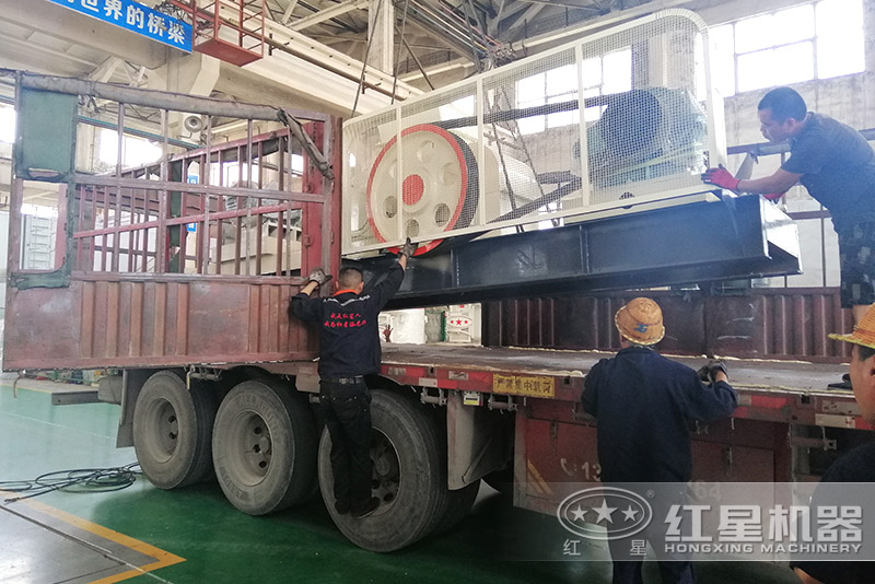 紅星機(jī)器輥式破碎機(jī)廠家車間發(fā)貨，工廠價(jià)直銷