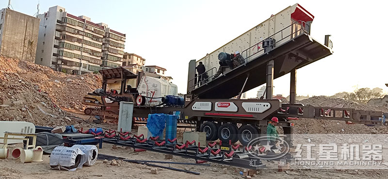 移動(dòng)碎石機(jī)搭載錘式破碎機(jī)