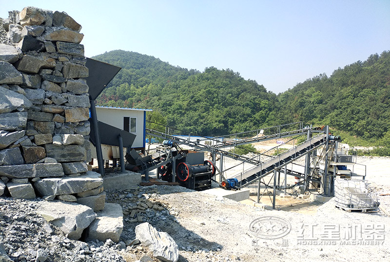 2臺(tái)顎式破碎機(jī)+制砂機(jī)把混凝土制成機(jī)制砂現(xiàn)場(chǎng)