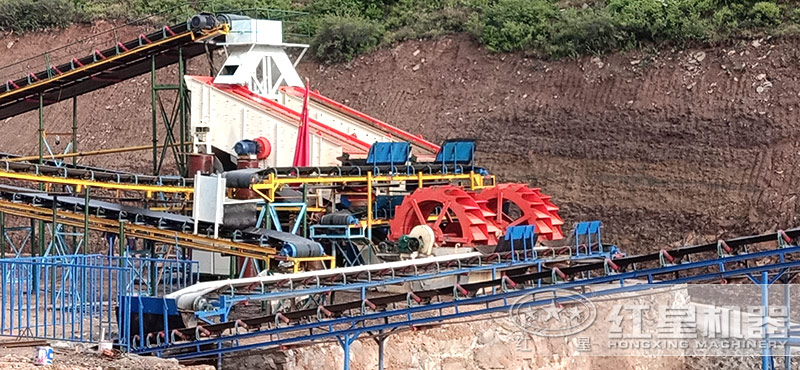 沙子清洗作業(yè)現(xiàn)場，一套水洗沙子生產(chǎn)線搭建中