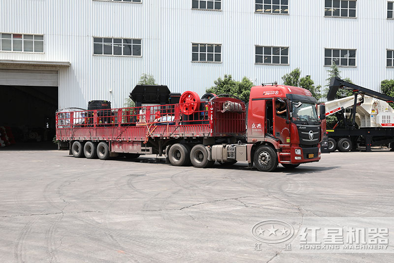 紅星機(jī)器46破碎機(jī)裝車發(fā)貨