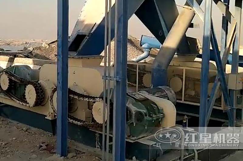 2臺(tái)對輥制砂機(jī)聯(lián)用處理煤矸石現(xiàn)場