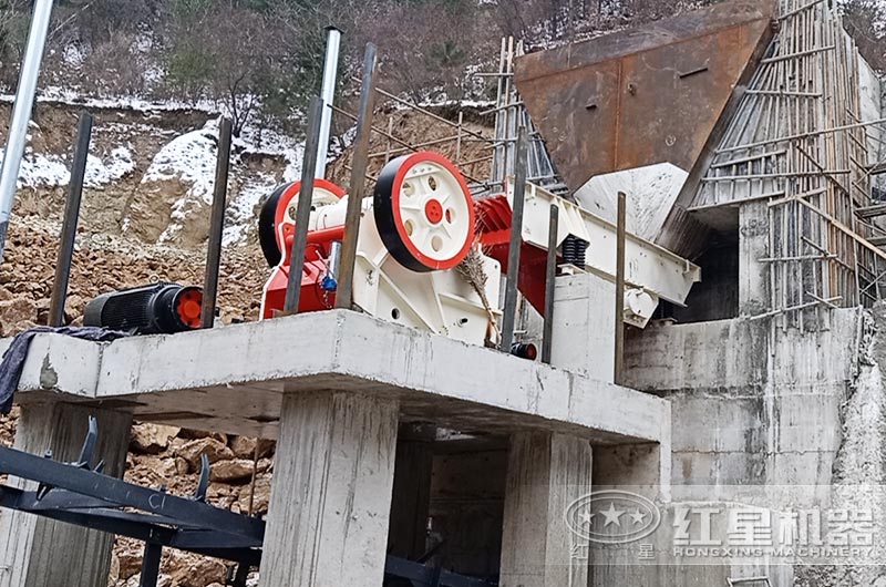 顎式破碎機(jī)工作現(xiàn)場(chǎng)圖片