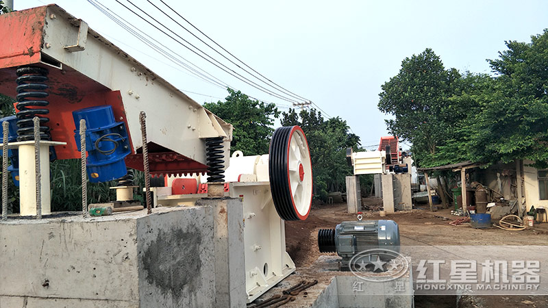 小型石子加工設(shè)備客戶需求增加，現(xiàn)場安裝中