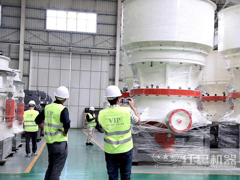 客戶實地考察石子破碎機圓錐式