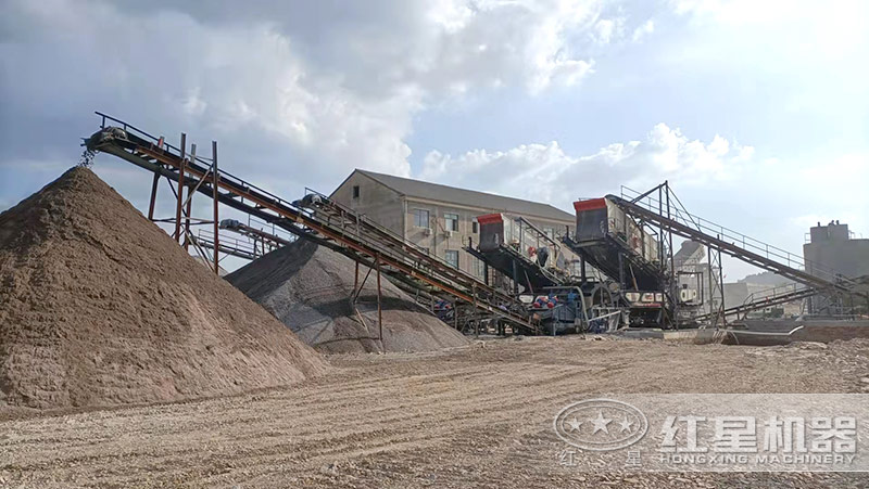 砂石生產(chǎn)線現(xiàn)場-小型移動打制砂一體機