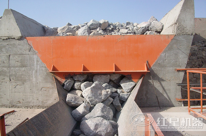 打花崗巖的機(jī)器一小時(shí)產(chǎn)量1000噸多少錢(qián)？含現(xiàn)場(chǎng)視頻