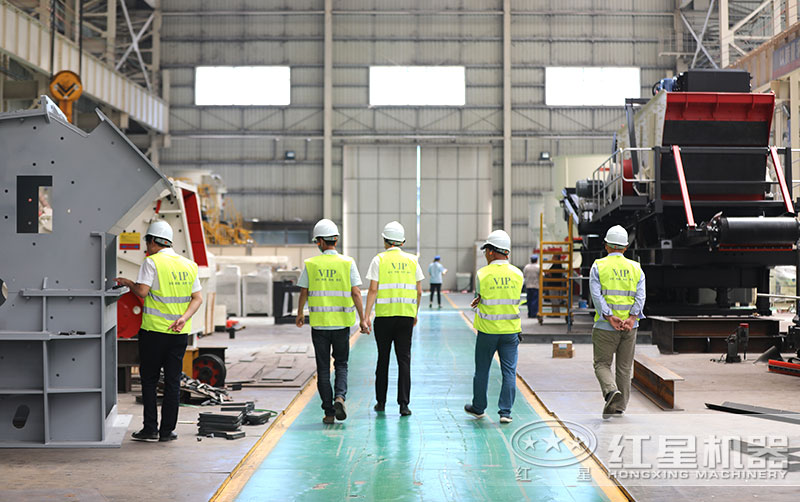 紅星機(jī)器車載碎石機(jī)價(jià)格實(shí)惠，客戶來(lái)考察