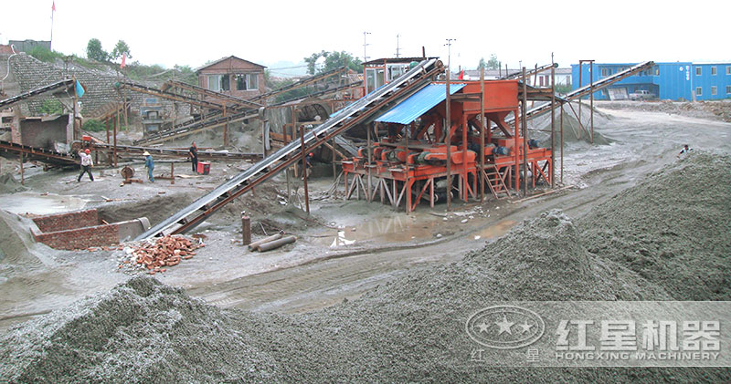 多臺小型對輥制砂機作業(yè)