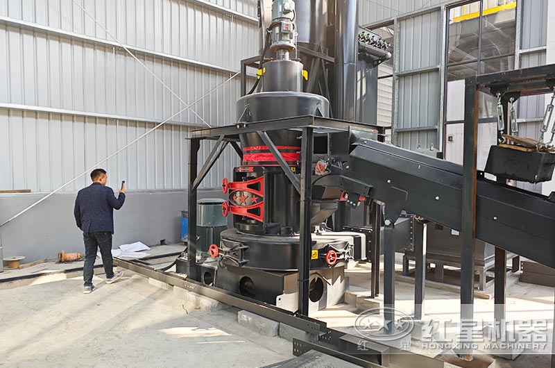 高產(chǎn)量雷蒙磨粉機(jī)工作現(xiàn)場(chǎng)圖片 高產(chǎn)量雷蒙磨粉機(jī)工作現(xiàn)場(chǎng)圖片