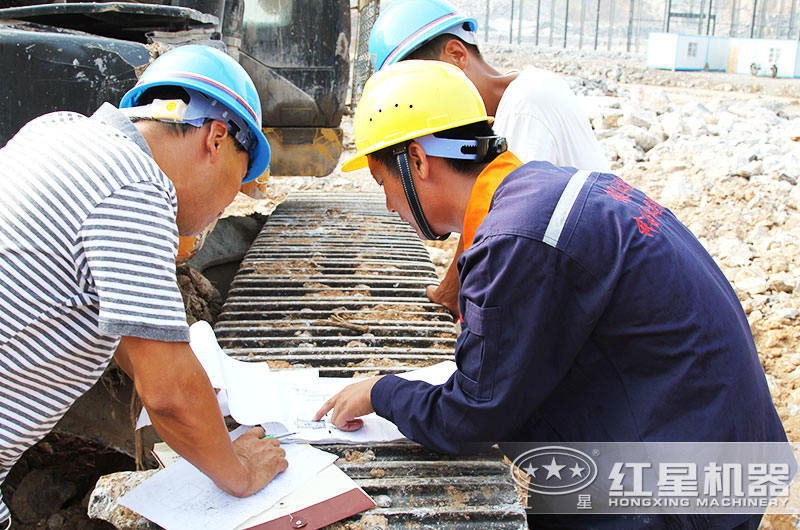 紅星機器技術(shù)人員現(xiàn)場為客戶量身設(shè)計方案