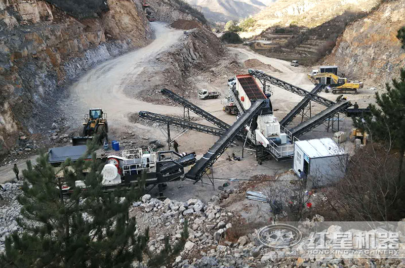 移動(dòng)破碎機(jī)多機(jī)聯(lián)合作業(yè)現(xiàn)場(chǎng)，更適合復(fù)雜地形