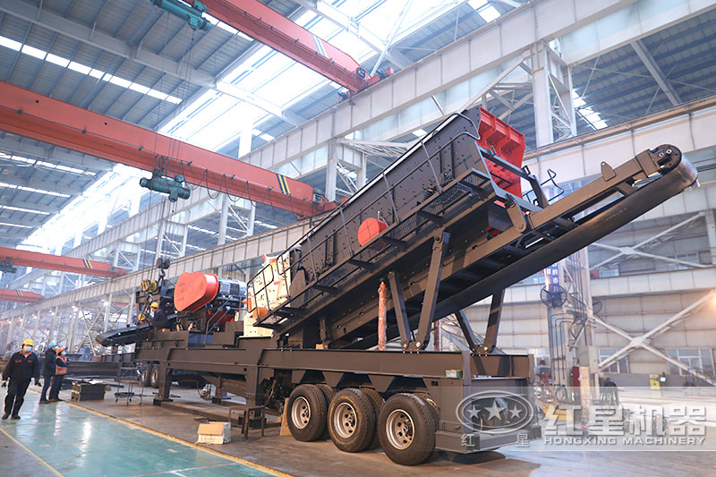 可移動小型碎石機車間現(xiàn)貨可考察