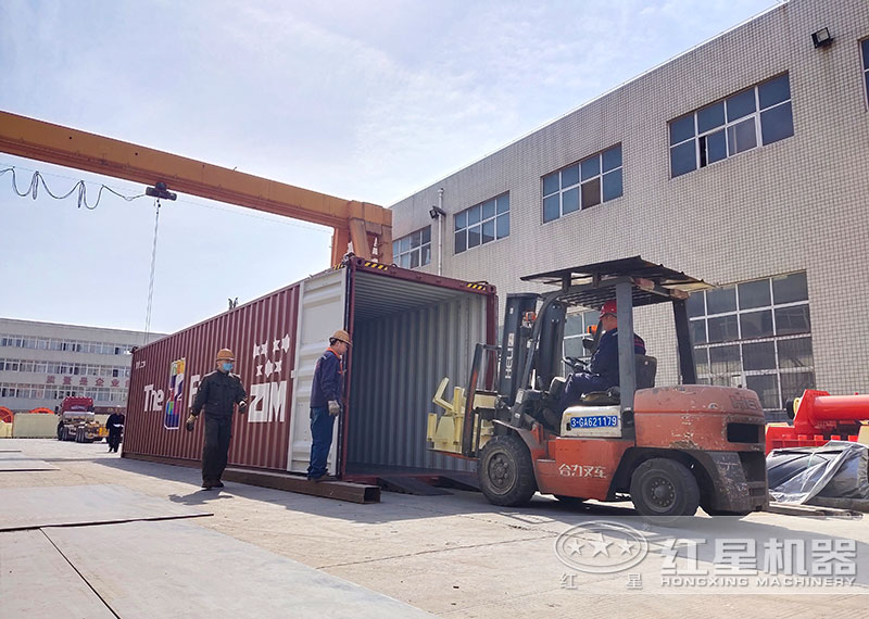 打石子設備裝車發(fā)貨，送到客戶手中