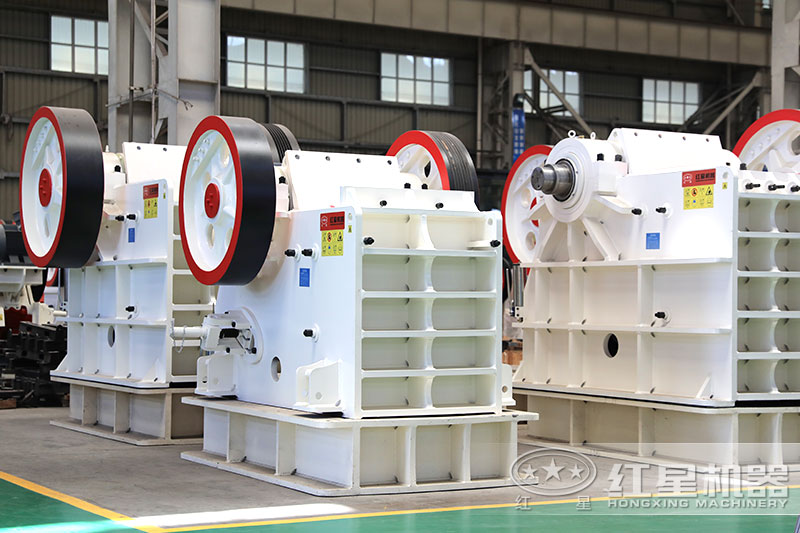 顎式破碎機(jī)，初級(jí)破碎大塊石頭