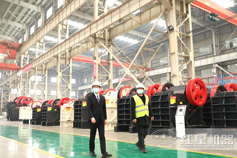 紅星機(jī)器顎式破碎機(jī)車間，客戶實(shí)地考察
