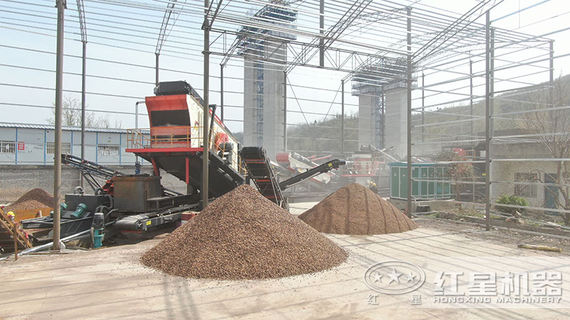 移動(dòng)柴油小型制砂機(jī)作業(yè)現(xiàn)場(chǎng)，搭配不同，價(jià)格不一樣