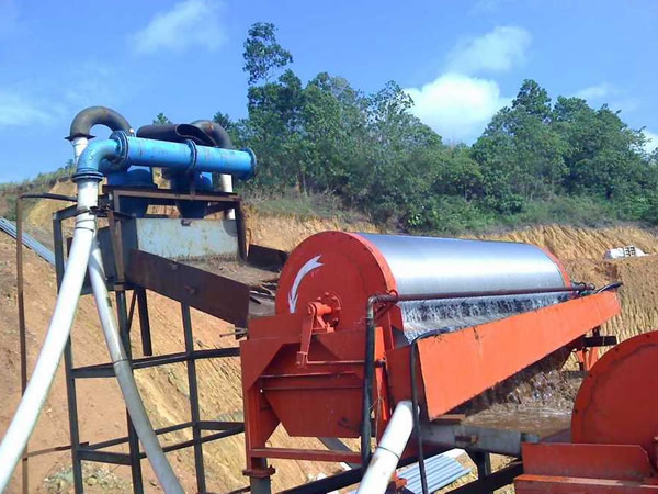 鎢鐵礦磁選機(jī)現(xiàn)場(chǎng)圖