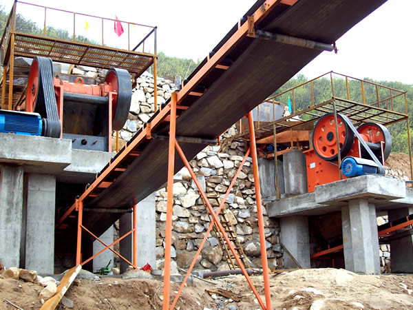 顎式破碎機(jī)破碎現(xiàn)場(chǎng)