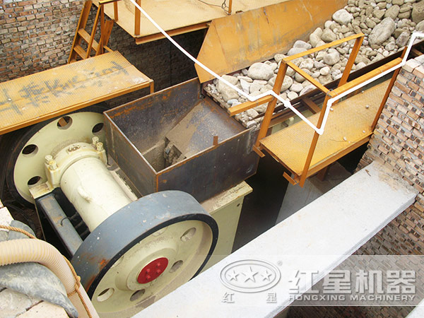 鐵礦石鄂式破碎機作業(yè)實況