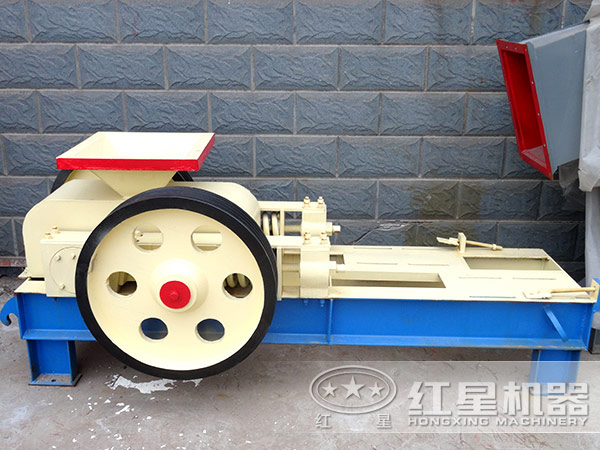 小型對輥式粉碎機(jī)展示