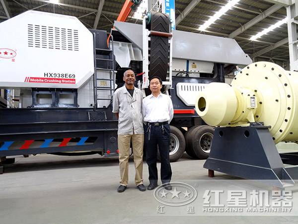 大型汽車(chē)破碎機(jī)車(chē)間客戶(hù)合影