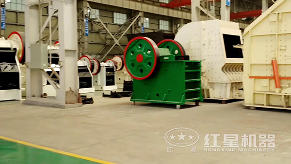 顎式破碎機生產(chǎn)現(xiàn)場實拍圖