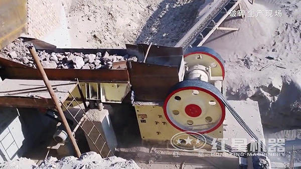 顎式破碎機(jī)工作現(xiàn)場實(shí)拍