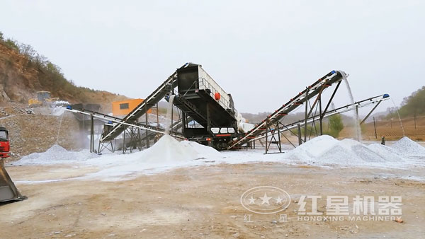 移動(dòng)碎石機(jī)工作中