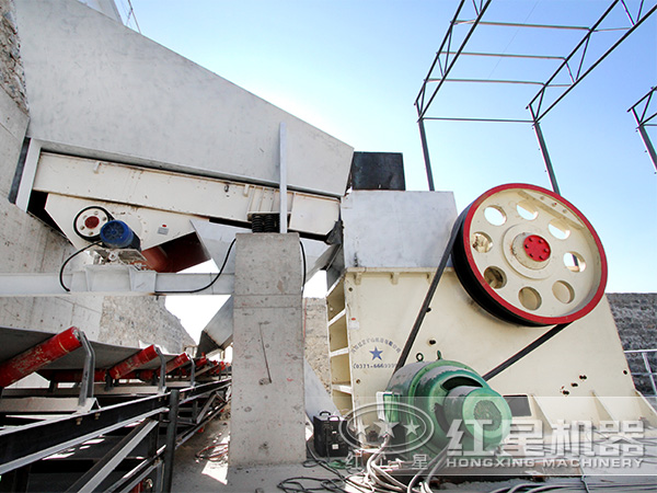 顎式破碎機(jī)現(xiàn)場(chǎng)實(shí)拍