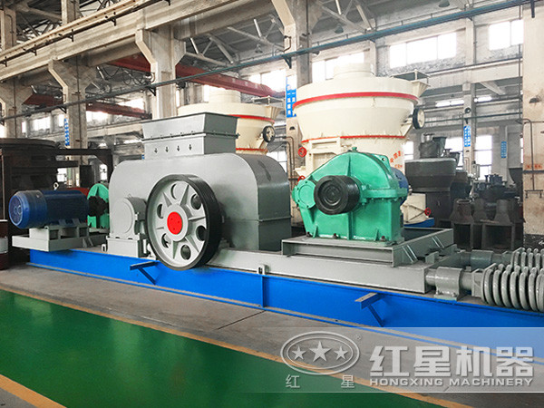 對(duì)輥破碎機(jī)現(xiàn)場實(shí)拍