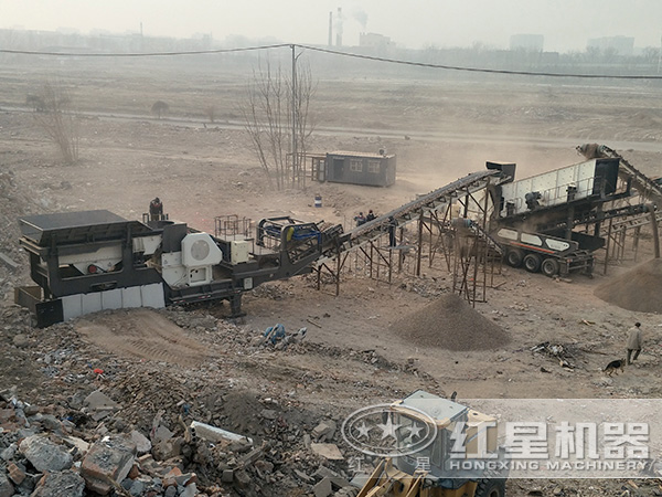 移動(dòng)式破碎機(jī)建筑垃圾現(xiàn)場(chǎng)