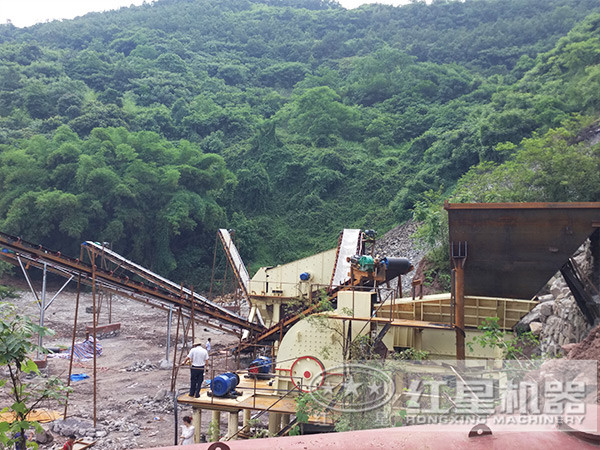 時(shí)產(chǎn)8噸小型錘式破碎機(jī)生產(chǎn)現(xiàn)場(chǎng)