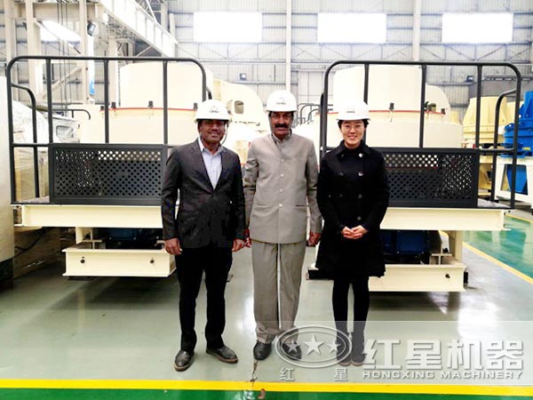 客戶制砂機(jī)車間留影