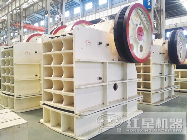 粗碎設(shè)備——顎式破碎機(jī)生產(chǎn)車(chē)間