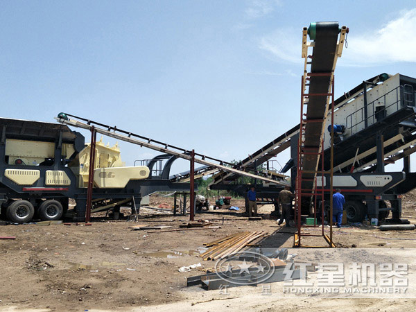移動砂石料生產(chǎn)設(shè)備工作現(xiàn)場