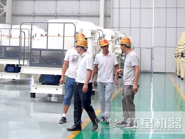 客戶(hù)來(lái)訪(fǎng)紅星制砂機(jī)車(chē)間