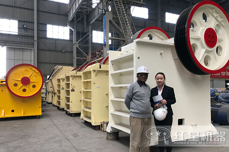 花崗巖顎式破碎機(jī)客戶留影