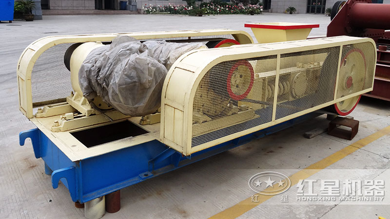 對(duì)輥式破碎機(jī)實(shí)拍