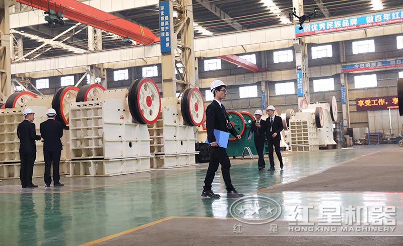 青石顎式破碎機(jī)車間