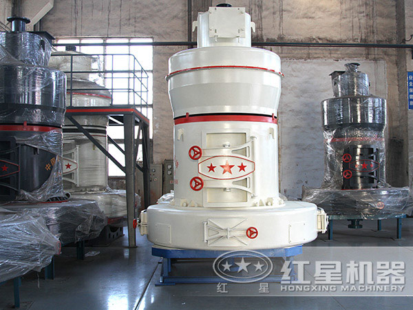 小型雷蒙磨粉機生產(chǎn)車間