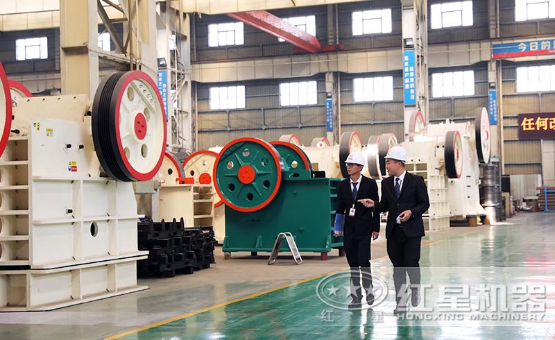 石灰?guī)r顎式破碎機(jī)車間高清