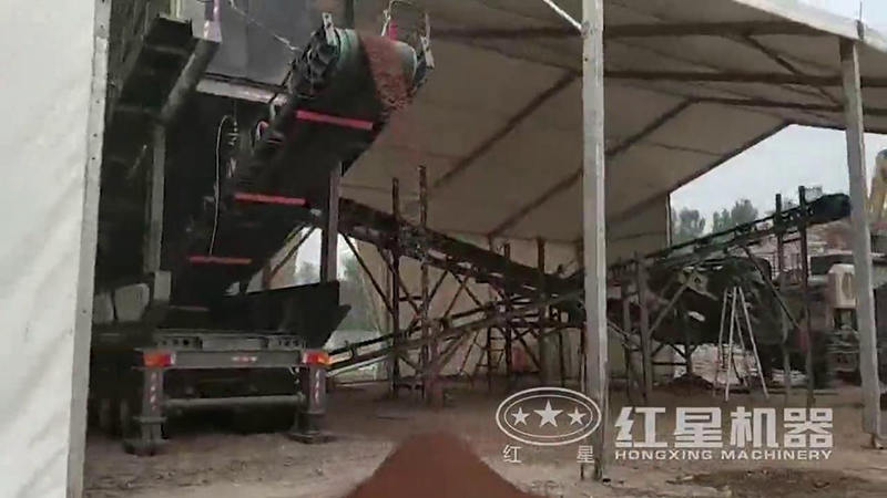 移動(dòng)石子加工機(jī)工作現(xiàn)場(chǎng)