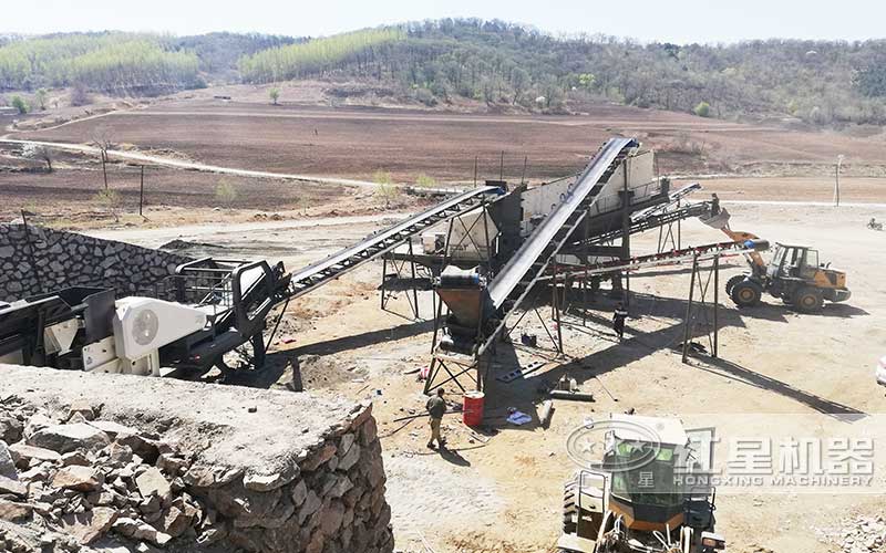 環(huán)保移動石子加工機(jī)現(xiàn)場作業(yè)圖