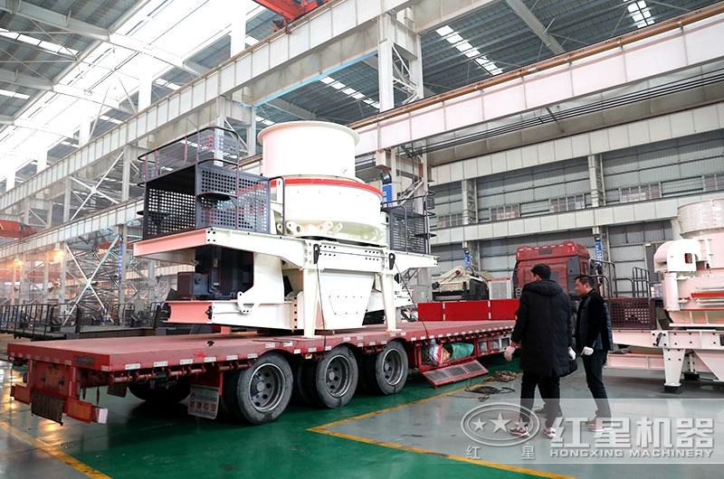 制砂機裝車發(fā)貨啦，天氣的寒冷擋不住購機的熱情