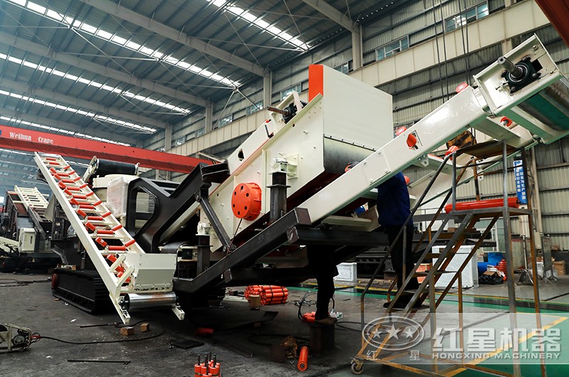 履帶移動破碎篩沙一體機(jī)車間